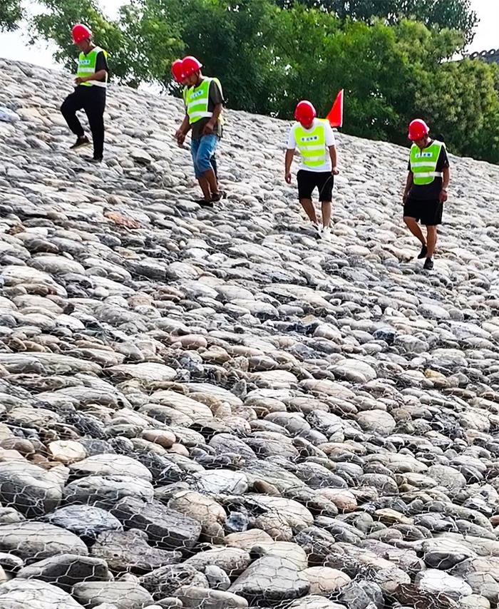 7月23日，涞水县拒马河河道护岸修复工程工作人员在现场巡查。 河北日报记者 李佳泽摄