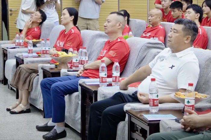昌雅妮的父母观看比赛直播。图/九派新闻　董自能
