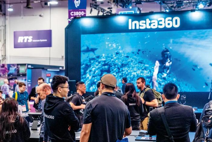 影石Insta360所生产的运动相机等智能影像产品，在海外展会受到关注。图/受访者提供