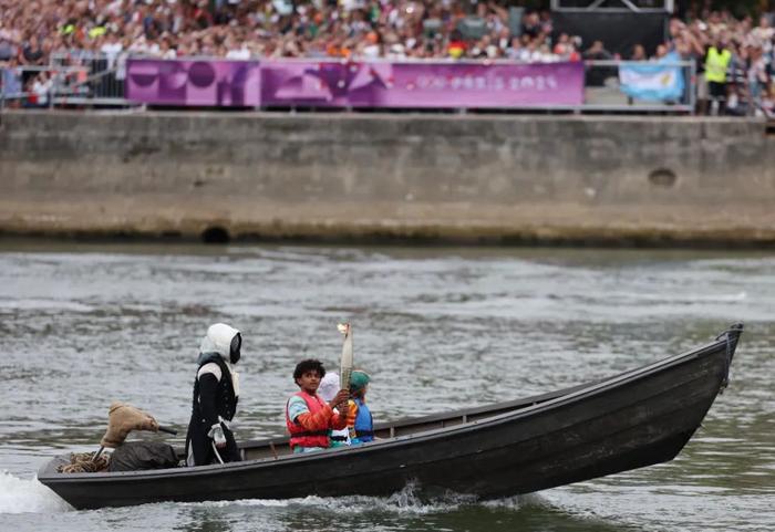 当地时间7月26日，奥运会圣火抵达开幕式现场。新华社记者 陈斌 摄