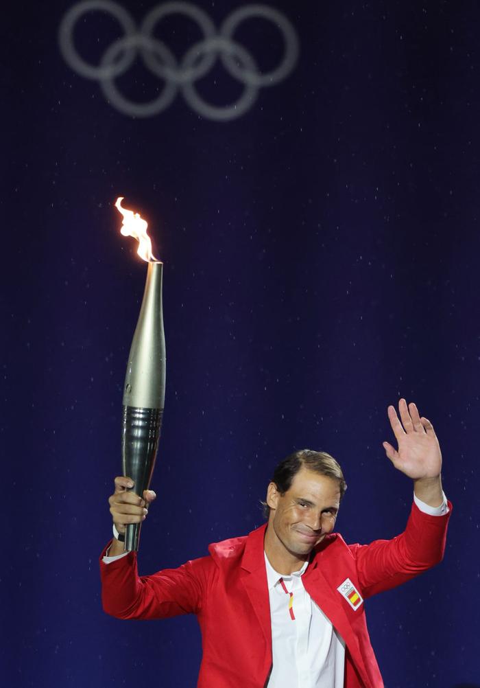 ↑西班牙网球运动员纳达尔手持火炬。新华社记者 沈伯韩 摄