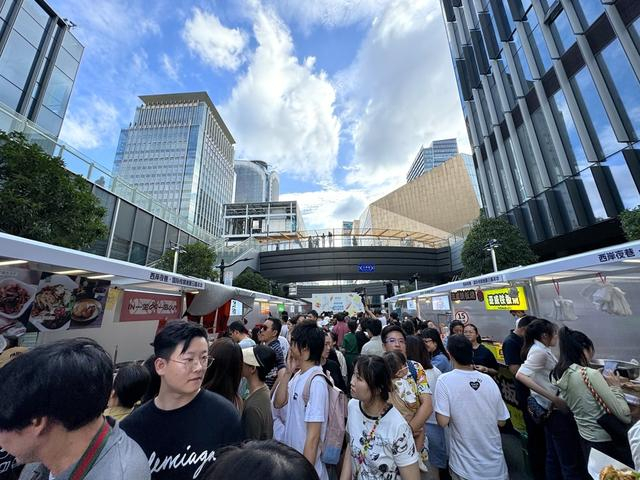 西岸夜巷首日 舒抒 摄