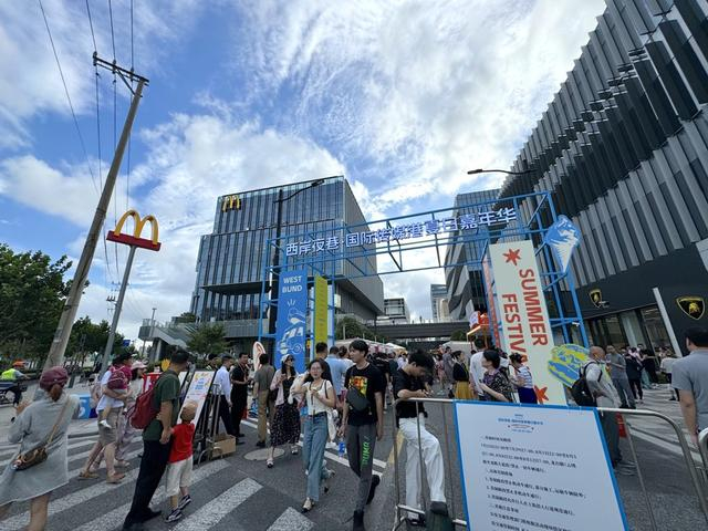 西岸夜巷首日 舒抒 摄