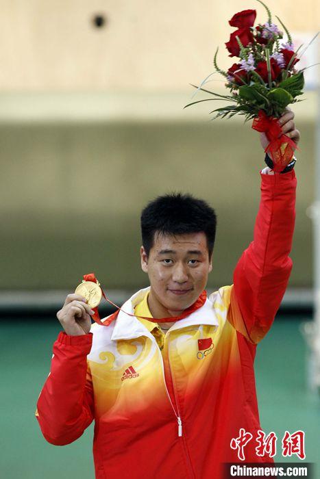 北京奥运会射击比赛男子10米气手枪决赛在北京射击馆结束，中国队22岁河北小将庞伟获得冠军。中新社记者 盛佳鹏 摄