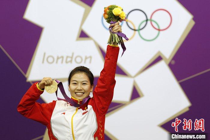 在伦敦奥运会女子10米气步枪决赛中，中国选手易思玲夺得本届奥运会首枚金牌。中新社记者 盛佳鹏 摄