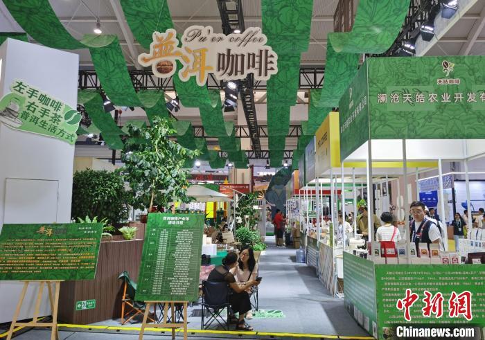 7月26日，第8届中国一南亚博览会上的普洱咖啡展区。　中新社记者 胡远航 摄
