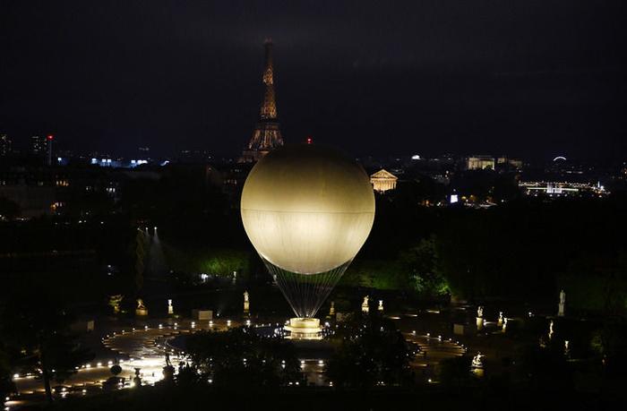 ↑这是7月26日在杜乐丽花园拍摄的热气球。新华社记者 夏一方 摄