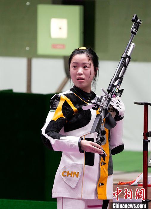 东京奥运会女子10米气步枪决赛中，中国选手杨倩夺得冠军。图为杨倩在比赛中。 中新社记者 杜洋 摄   