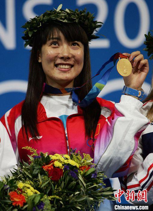 雅典奥运会射击女子气步枪10米决赛，中国选手杜丽夺得冠军。图/视觉中国