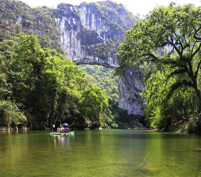 ▲布柳河仙人桥景区。李金龙 摄