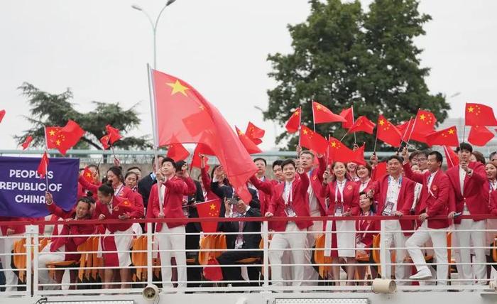 当地时间7月26日，中国体育代表团在开幕式上。新华社记者 吕小炜 摄
