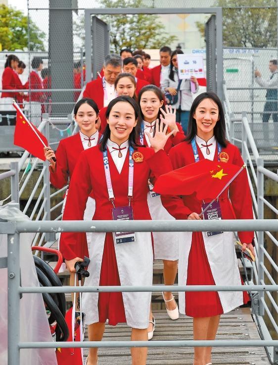 中国体育代表团成员在开幕式前登船。新华社记者 曹灿 摄