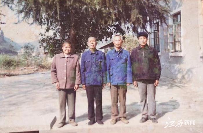 ▲曹洪忠（右二）50岁左右时与林场同事们的合影。（照片由受访者提供）