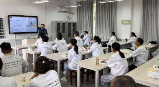 7月23日，紫阳县修脚技能培训中心，当地老师正在授课。中青报·中青网见习记者 卢健/摄