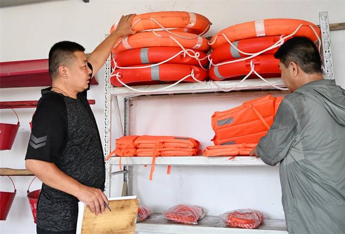 7月24日，文安县水务局西码头蓄水枢纽管理所工作人员在清点防汛物资。河北日报记者 赵永辉摄