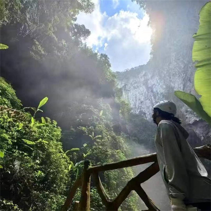 ▲天坑探险。韦光剑 摄