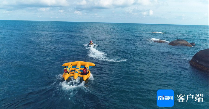 游客在三亚大小洞天旅游区体验水上项目。三亚旅文集团供图