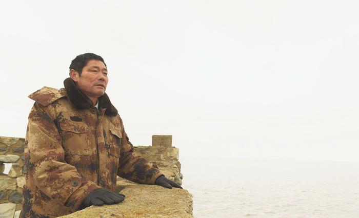 王继才在江苏开山岛上眺望远方（2017年2月21日摄）。 新华社记者 韩瑜庆 摄