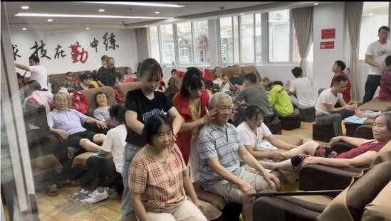 7月23日，紫阳县修脚健康基地，当地居民在免费按摩日体验修脚按摩。中青报·中青网见习记者 卢健/摄