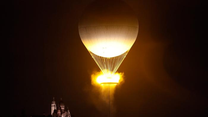 热气球承载着主火炬台腾空而起巴黎奥运会开幕式截图