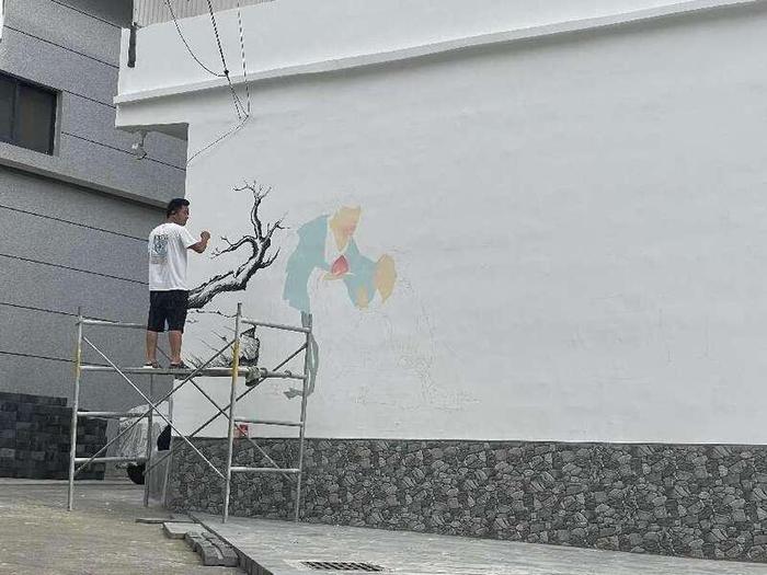 7月23日，紫阳县蒿坪镇，当地农户正在绘制墙画。中青报·中青网见习记者 卢健/摄