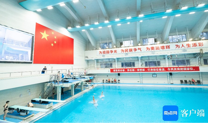 2023年11月17日，在国家体育总局训练局跳水馆内，陈艺文和队友们一遍一遍地训练着。记者 李昊 摄