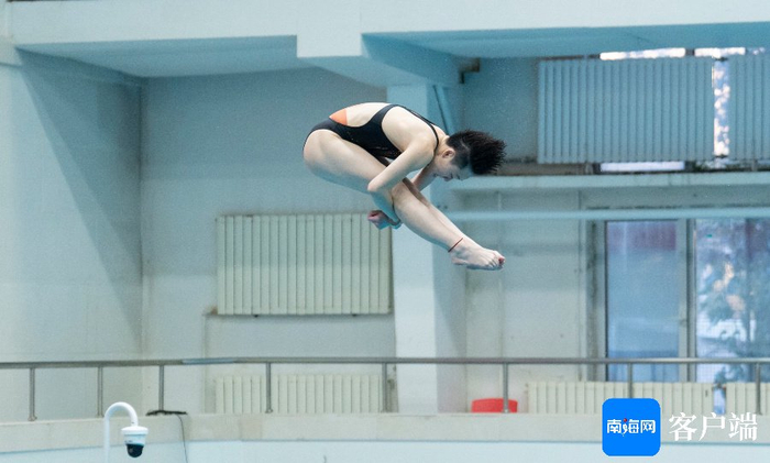 在国家体育总局训练局跳水馆内，陈艺文进行一次又一次的跳水训练。记者 李昊 摄