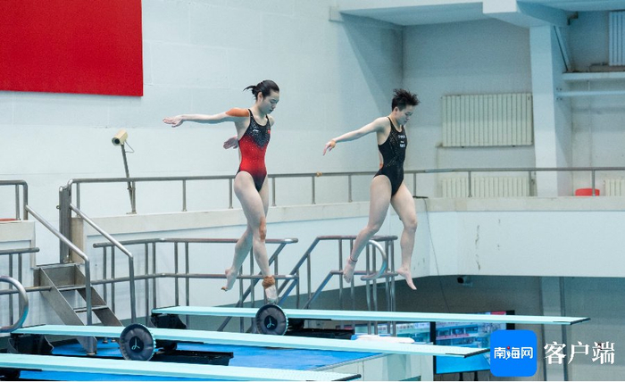 在国家体育总局训练局跳水馆内，陈艺文（右）和队友昌雅妮在进行双人板跳水练习。记者 李昊 摄