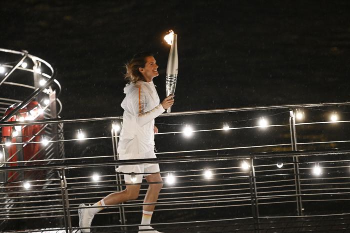 ↑这是7月26日在开幕式现场拍摄的火炬传递仪式。新华社记者 王鹏 摄