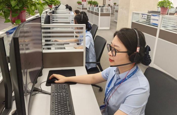 近日，河北省12345政务服务便民热线话务服务现场，话务员正在接听群众来电。  河北日报记者 解楚楚摄