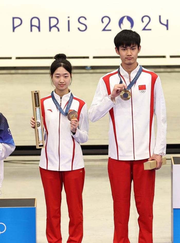 ↑冠军中国选手黄雨婷（左）/盛李豪在颁奖仪式上。新华社记者 张帆 摄