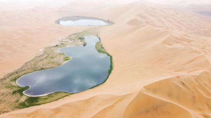 　　2022年7月13日拍摄的巴丹吉林沙漠夏日风光（无人机照片）。新华社记者 贝赫 摄
