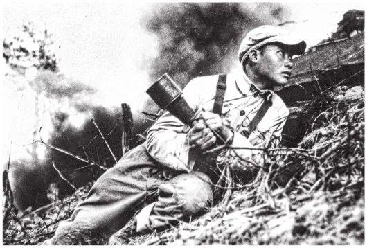 易才学在排长孙占元的掩护下，爆破敌军火力点多处。 丹东抗美援朝纪念馆供图