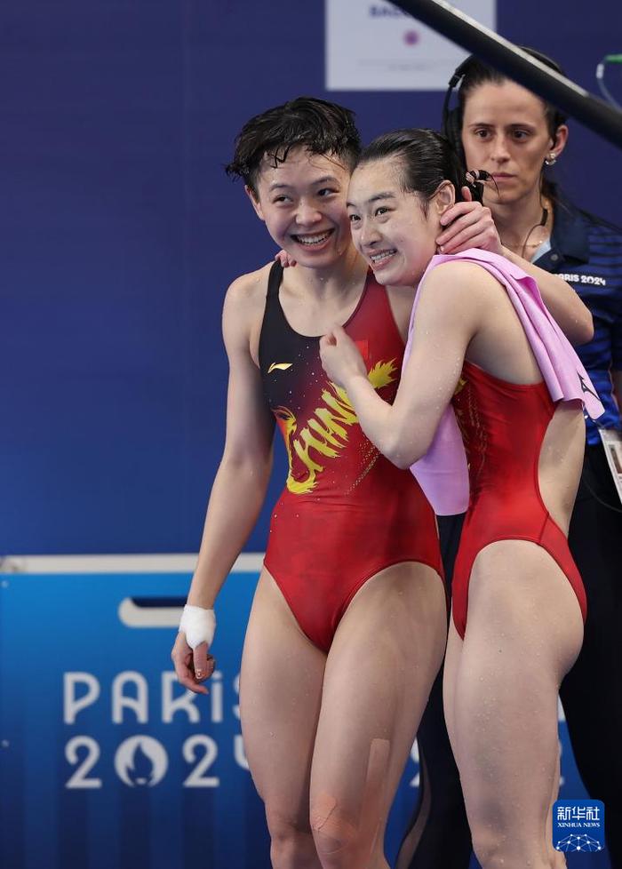   7月27日，中国选手昌雅妮（右）/陈艺文在比赛中。新华社记者 李颖 摄