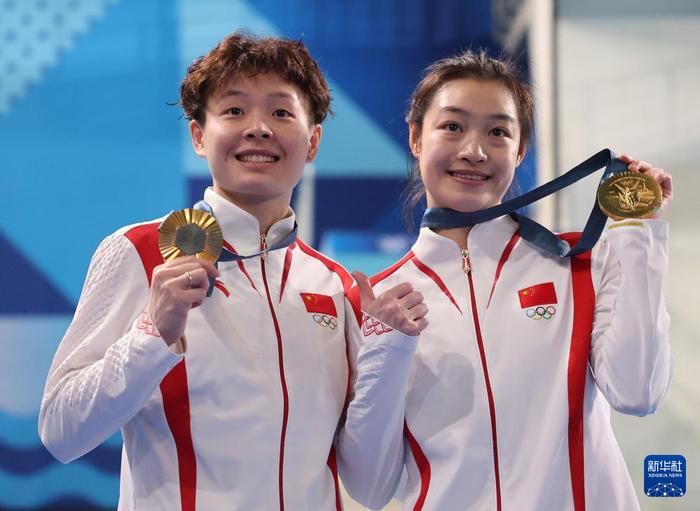   7月27日，中国选手昌雅妮（右）/陈艺文展示金牌。新华社记者 张玉薇 摄