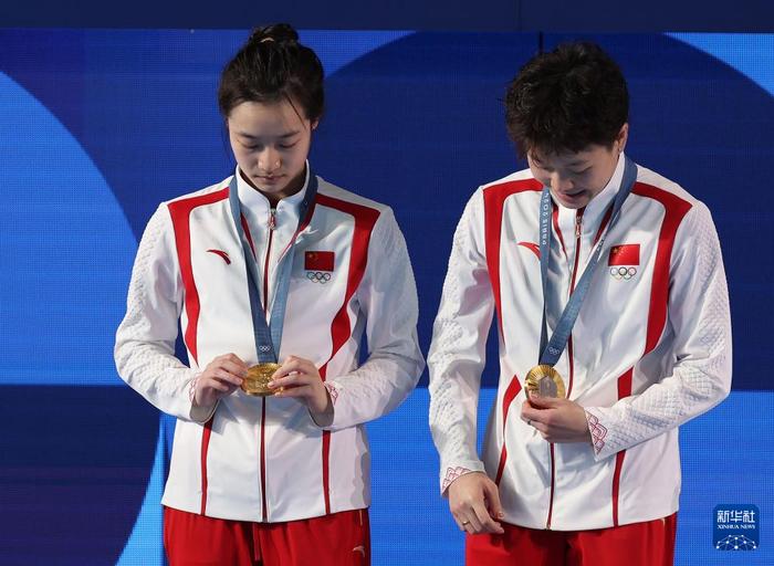   7月27日，中国选手昌雅妮（左）/陈艺文在颁奖仪式上。新华社记者 李颖 摄