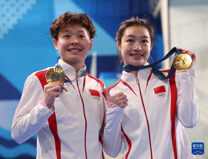   7月27日，中国选手昌雅妮（右）/陈艺文展示金牌。新华社记者 张玉薇 摄