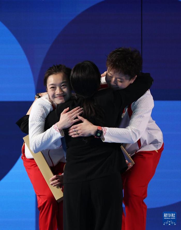   7月27日，中国选手昌雅妮（左一）/陈艺文（右一）在颁奖仪式上。新华社记者 李颖 摄