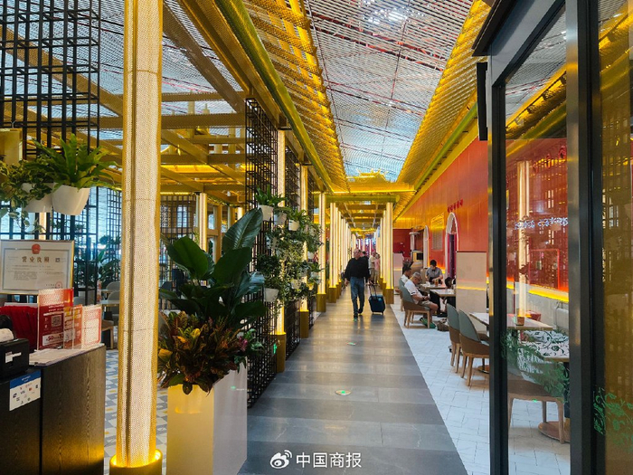 在登机前到餐厅打卡用餐的旅客。（中国商报记者 贺阳/摄）