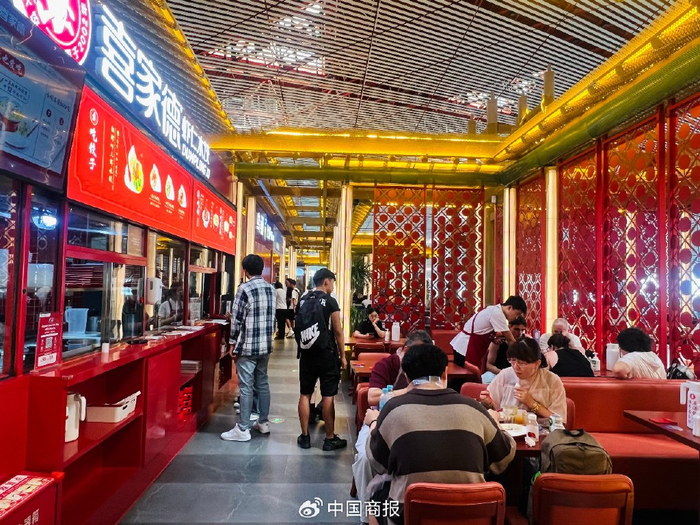 中外游客在餐厅歇脚用餐。（中国商报记者 贺阳/摄）