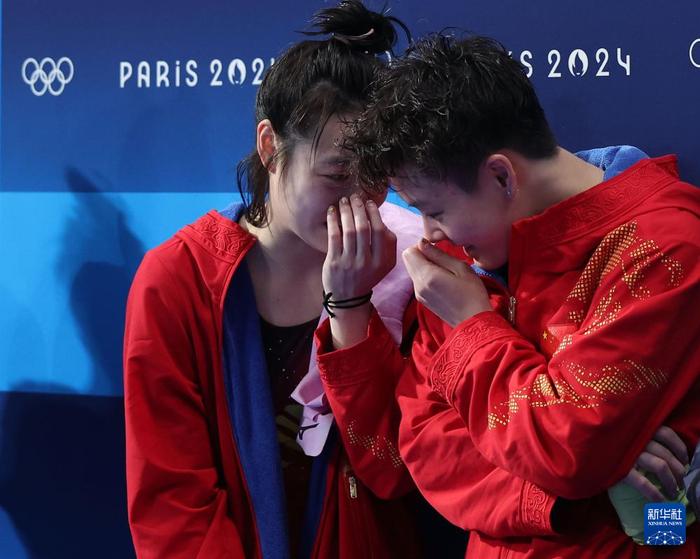   7月27日，中国选手昌雅妮（左）/陈艺文在比赛中交流。新华社记者 李颖 摄