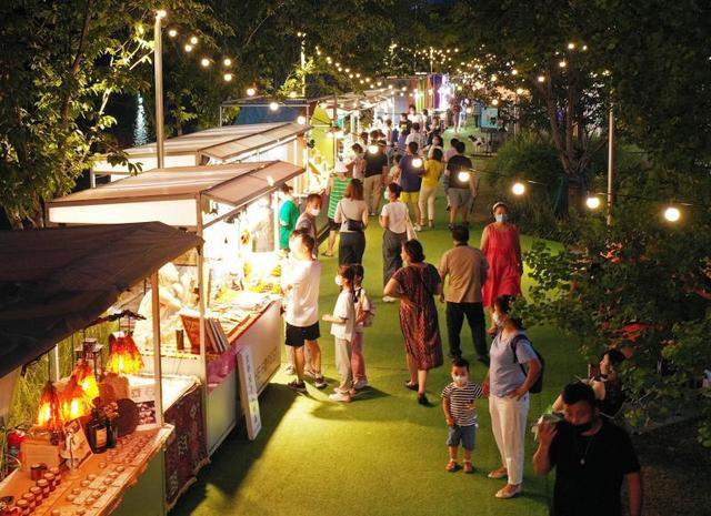 2022年8月19日傍晚，苏州河畔天安千树滨河步道上开出的“森林里”夜市。 李茂君摄