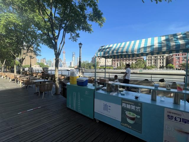 苏州河畔乍浦路桥附近的流动摊车。 王海燕摄