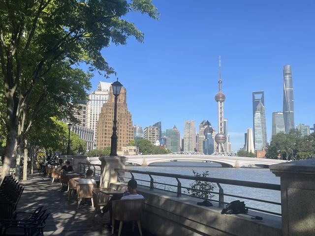 北苏州路乍浦路桥畔多了一些外摆位，虽烈日当空，依然有游客在此喝茶赏景。 王海燕摄