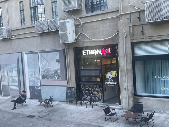 下午4时，北苏州路弹格路小店已放出了外摆位。 王海燕摄