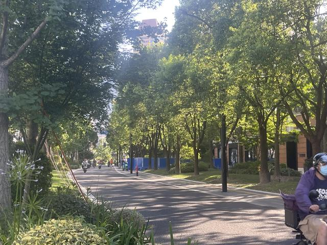 苏州河浙江北路口慢性道上也有不少外卖、快递小哥。 王海燕摄