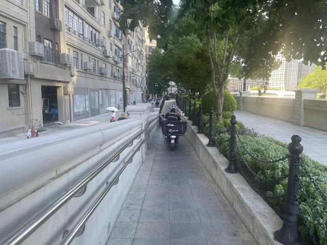 从苏州河跨桥上冲下来的快递小哥，时速很快。 王海燕摄