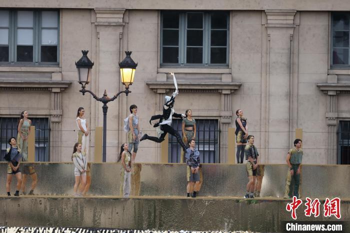 当地时间7月26日，第三十三届夏季奥林匹克运动会开幕式在法国巴黎举行。图为塞纳河畔的文艺表演。　中新社记者 富田 摄