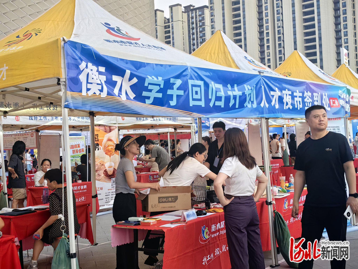 7月26日，衡水人才夜市现场十分热闹。（袁欣悦/摄）