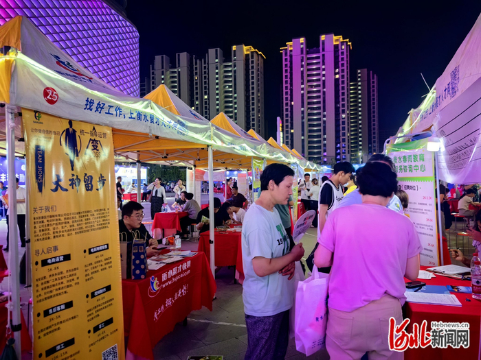 7月26日，衡水人才夜市现场十分热闹。（袁欣悦/摄）